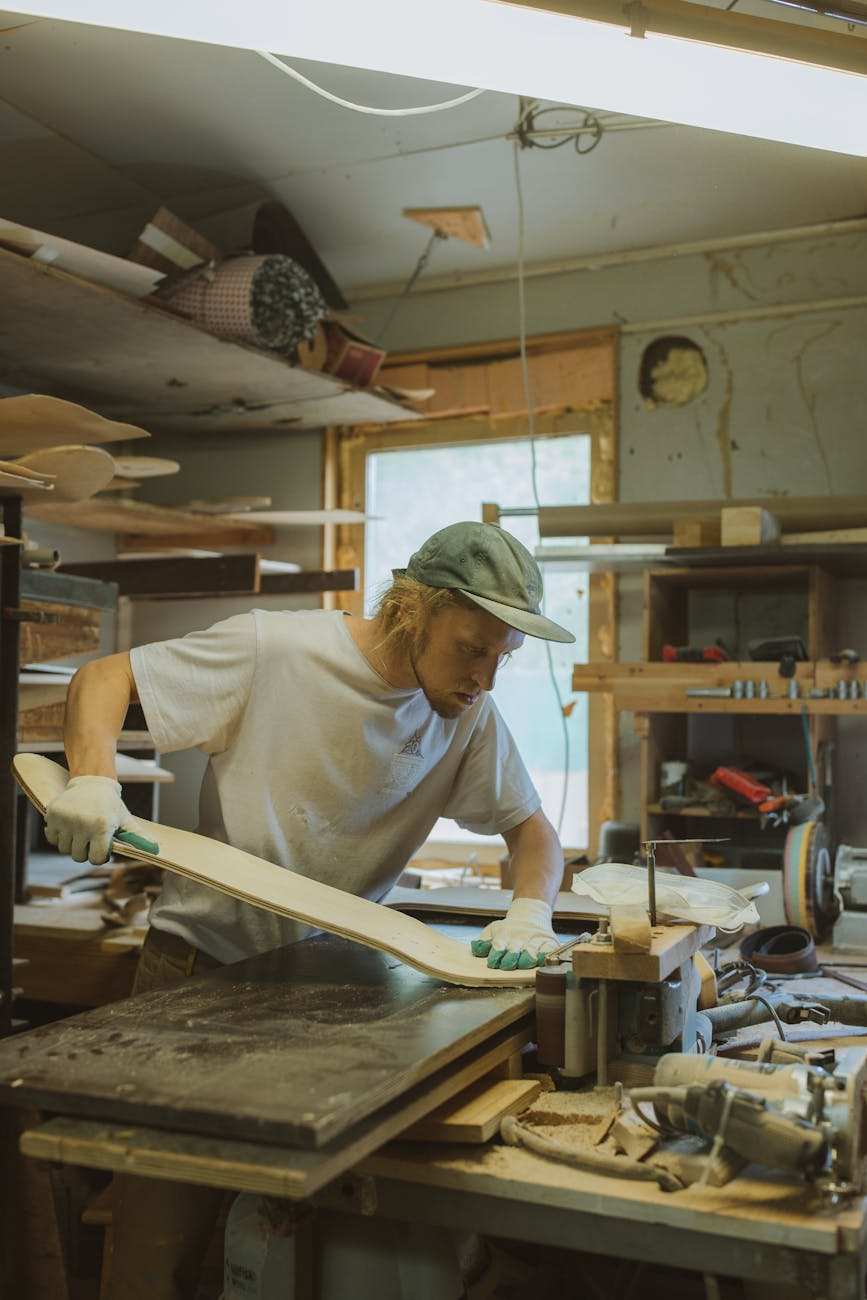Tischlermeister in der Werkstatt